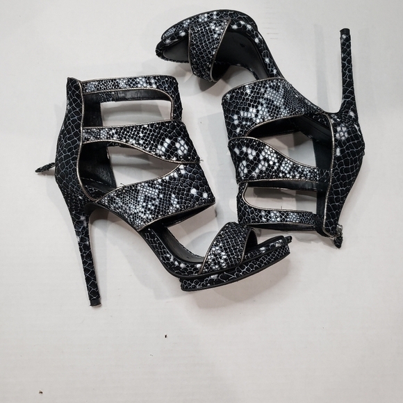 BCBGMaxAzria Freeda Cutout Studded Sandals Size 7.5 B - Picture 13 of 15